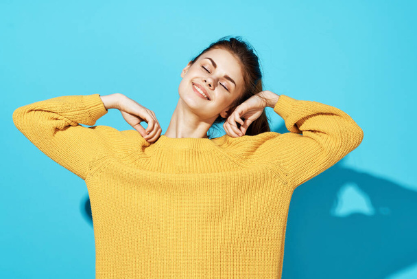 Mulher bonita em suéter amarelo sorriso Estúdio moda roupas - Foto, Imagem