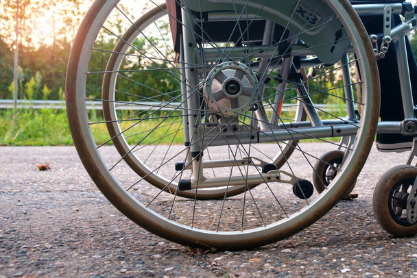 Silla de ruedas que cruza la carretera con bordes cubiertos - Foto, imagen