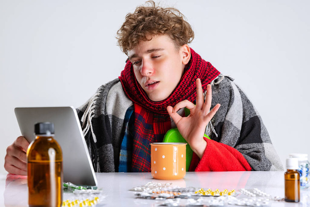 Cropped portrait of young boy suffering from cold and flu, chatting online. Remote work, study, meetings - Foto, afbeelding