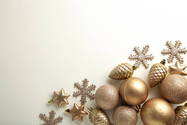 白い背景に金のクリスマスの装飾、トップビュー、フラットレイアウト。新年の構図 - 写真・画像