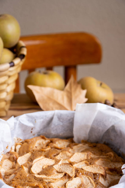 Lähikuva omenapiirakka, puinen pöytä lehdet ja pippiini omenat, valikoiva keskittyä, pystysuora - Valokuva, kuva