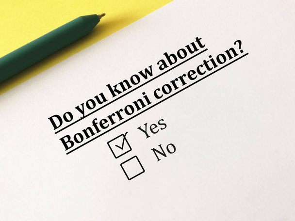 Uma pessoa está respondendo a pergunta sobre pesquisa. A pessoa sabe sobre a correção de Bonferroni. - Foto, Imagem