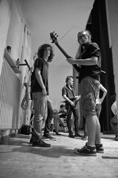 rock band che si prepara a suonare sul palco
 - Foto, immagini