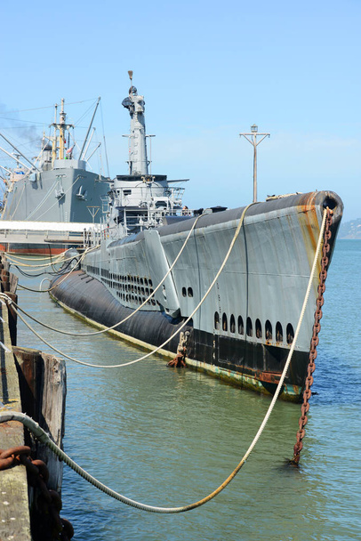 USS Pampanito (SS-383) - подводная лодка времён Второй мировой войны, причаливающая к морскому национальному парку Сан-Франциско на Рыбацкой пристани, Сан-Франциско, Калифорния, США. - Фото, изображение