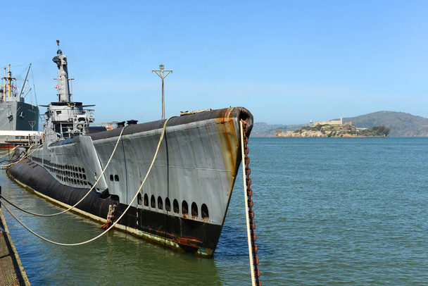 USS Pampanito és Alcatraz-sziget. USS Pampanito (SS-383) egy második világháborús tengeralattjáró, dokkolt San Francisco Maritime National Park Fisherman 's Wharf, San Francisco, California CA, USA. - Fotó, kép