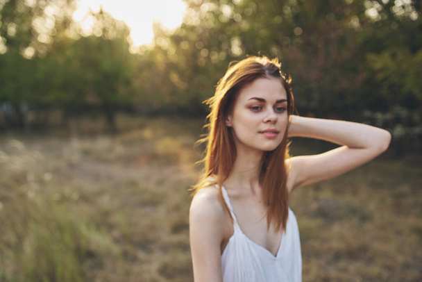 attraktive Frau auf einem Feld in der Natur Sonnenfreiheit - Foto, Bild