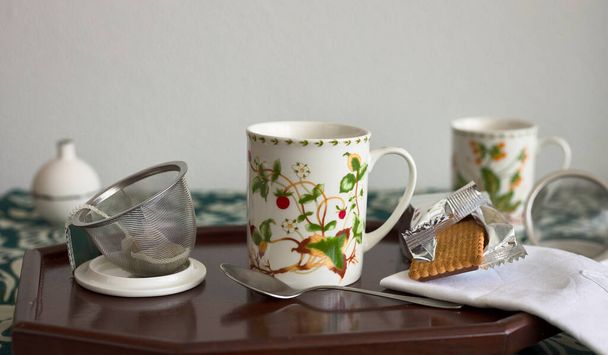 Kuppeja teetä tarjottimella, keksin ja lautasliinan kanssa - Valokuva, kuva