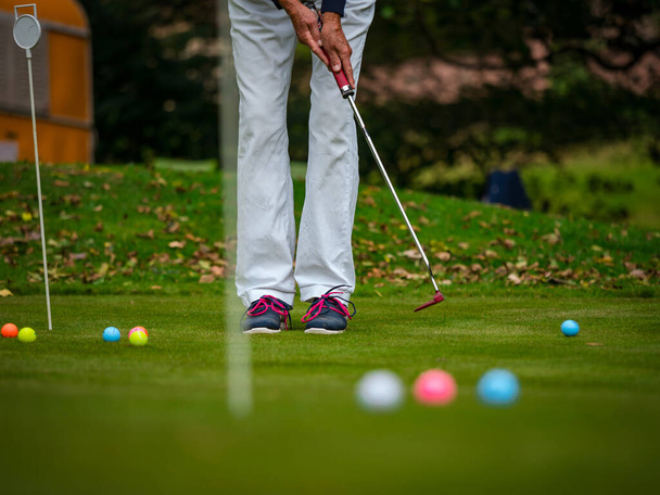 Multi-colored golf balls on green grass. Golf Club. Sports and recreation. Summer. - Foto, afbeelding