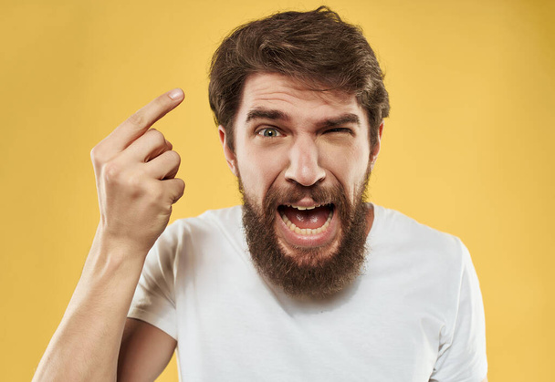 brodaty mężczyzna w białym t-shirt ręka gesty gniew Studio - Zdjęcie, obraz
