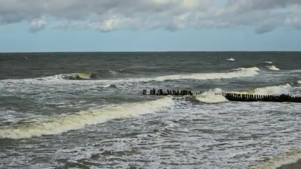 Ciężkie fale morskie rozbijają się w pobliżu molo - Materiał filmowy, wideo