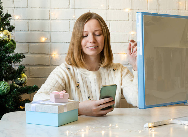 happy girl chats with friends on smartphone. concept online Christmas. - Foto, Bild