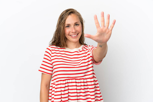 Fiatal kaukázusi nő elszigetelt fehér háttér számolás öt ujjal - Fotó, kép
