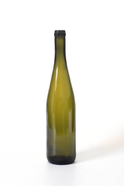 πράσινο γυάλινο μπουκάλι στέκεται σε λευκό φόντο - Φωτογραφία, εικόνα