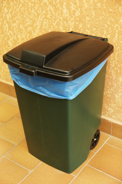 Recycling bin on wall background - Foto, afbeelding