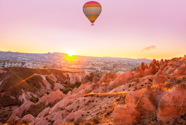 Πολύχρωμα αερόστατα θερμού αέρα στο εθνικό πάρκο Goreme, Καππαδοκία, Τουρκία. Διάσημο τουριστικό αξιοθέατο. - Φωτογραφία, εικόνα