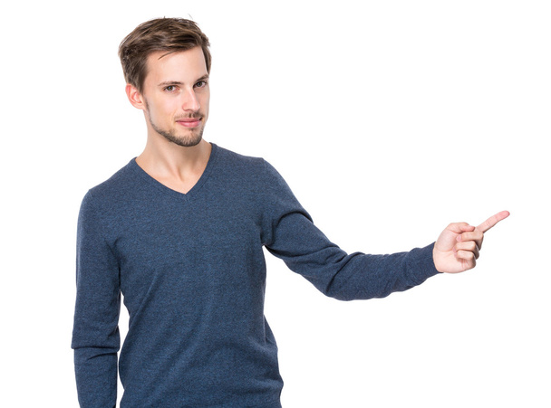 Hombre europeo con el dedo a un lado
 - Foto, Imagen
