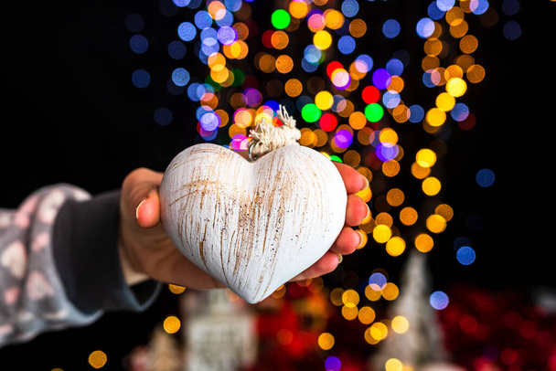 Holding dekoracji świątecznej przed bokeh światła tła - Zdjęcie, obraz