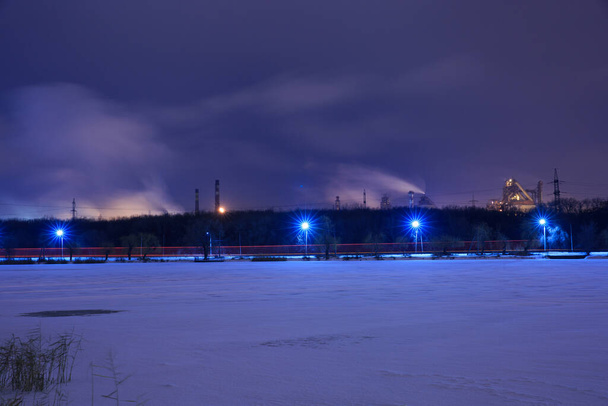 Noční zimní sněhová scenérie vysoké pece železářství a oceli střílel na dlouhou expozici  - Fotografie, Obrázek