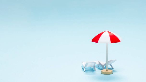 Utazási koncepció. Napozó, piros esernyő, kék háttérrel. Fénymásolási hely.  - Fotó, kép