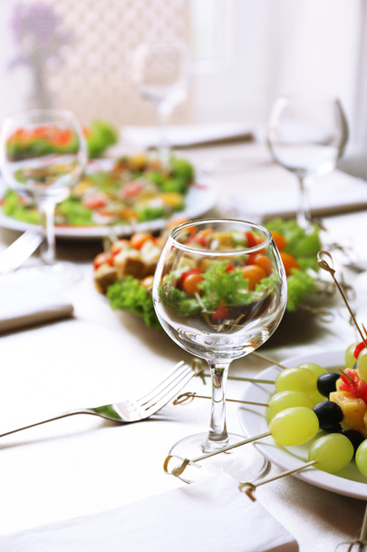 Restaurante mesa con comida sabrosa
 - Foto, imagen