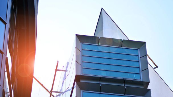 Edificio de arquitectura corporativa. Nuevo edificio de oficinas moderno. Panel azul texturizado del edificio arquitectónico de vidrio contemporáneo. Luz solar. - Foto, Imagen