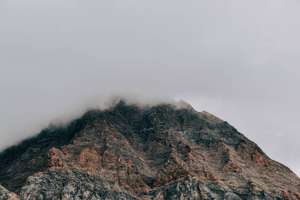 The clouds over the peak of a rock - Foto, Bild