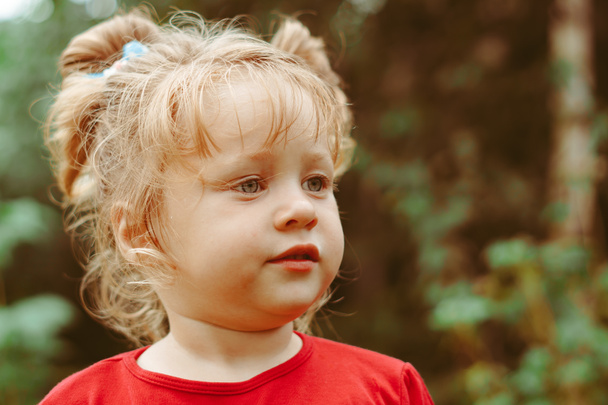 Close-up portret van aantrekkelijk klein meisje buitenshuis - Foto, afbeelding