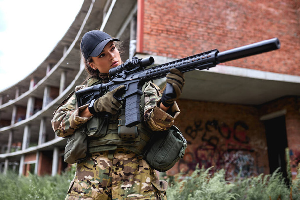 Optik görüşlü, tüfekli bir kadın asker. Kadın kovalamaca sporu avcısı - Fotoğraf, Görsel