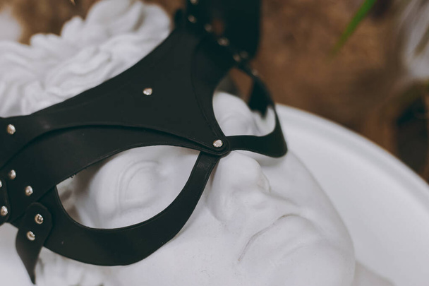 Maskeli balo için deri siyah göz maskesi - Fotoğraf, Görsel