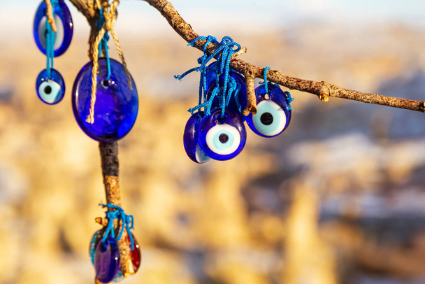 Blauer böser Blick, nazar boncugu, türkische Symbole, die an einem Baum hängen; Kappadokien - Foto, Bild