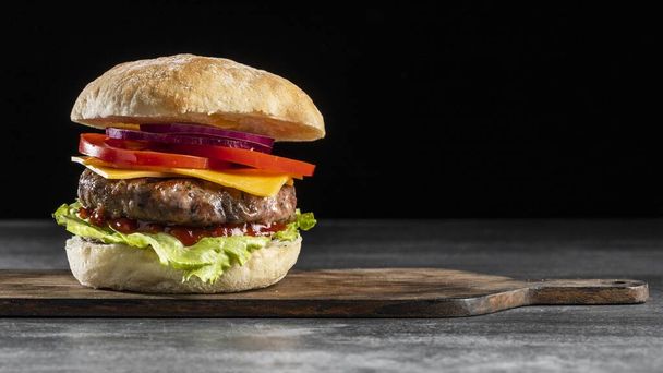 Burger von vorne mit Gemüse Fleisch 2. Hochwertiges schönes Foto-Konzept - Foto, Bild