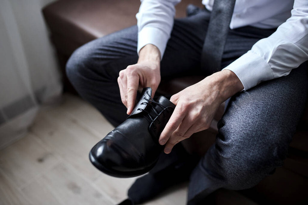 zapatos de ropa de hombre de negocios, hombre preparándose para el trabajo, novio mañana antes de la ceremonia de la boda. Moda de hombres - Foto, Imagen