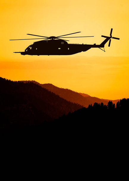 Американский тяжеловесный вертолет в полете - Фото, изображение