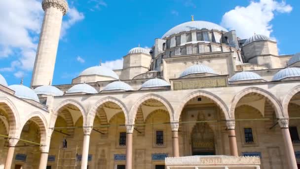Süleyman cami tavası, Süleyman camii mavi gökyüzü ve bulutlu, pan shot - Video, Çekim