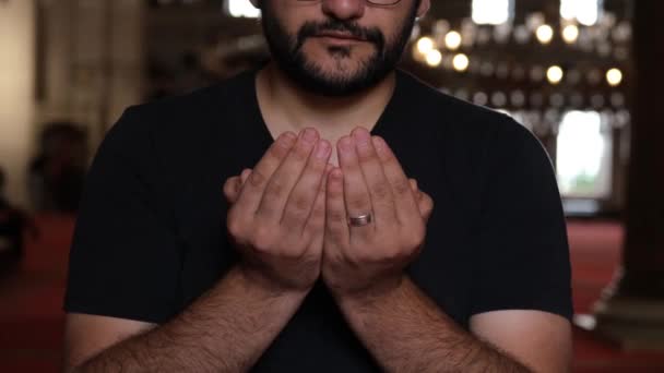 Προσευχή μπροστά πυροβολισμό, ένας μουσουλμάνος άνθρωπος προσεύχεται μέσα τζαμί - Πλάνα, βίντεο