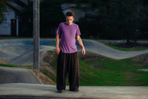 Junger Mann bereit für Parkour-Akrobatik im Skatepark - Foto, Bild