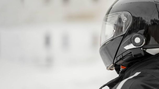 close up motorcyclist with helmet. High quality beautiful photo concept - Foto, afbeelding