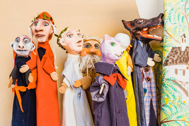 Bunte handgefertigte Puppen im italienischen Stil in einer Kindertheateraufführung. - Foto, Bild