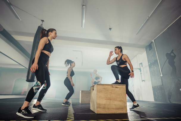 Фітнес група сильних жінок, які мають крос-функціональне тренування в тренажерному залі
 - Фото, зображення