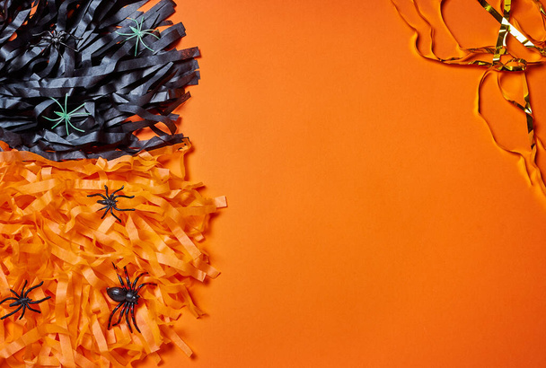Feliz Halloween banner fondo naranja con arañas espeluznantes. Lugar para el texto. Diseño para las ventas promocionales de anuncios web, oferta de caída de medios sociales, truco o trato, venta de promoción, banner del sitio web, medios sociales        - Foto, Imagen