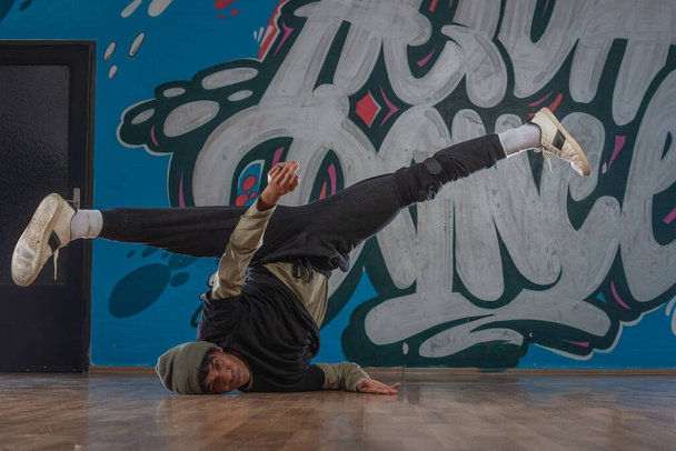 Moderní rapper tančí v garáži. Městský životní styl, hip hop. - Fotografie, Obrázek
