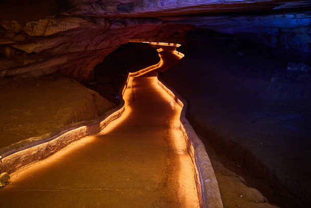 Lite camino a través de la cueva oscura y profunda - Foto, Imagen