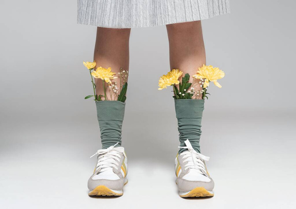 mujer de cerca con calcetines de flores. concepto de foto hermosa de alta calidad - Foto, imagen