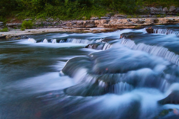 Rio de fluxo com Catarata Quedas e rochas no rio - Foto, Imagem
