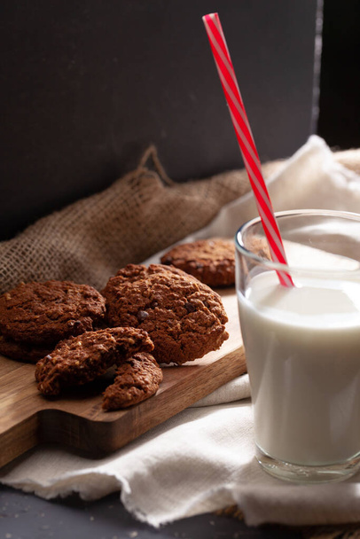 Chocolate crispy cookies with glass of milk close up - Valokuva, kuva
