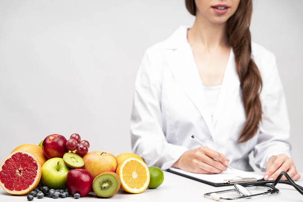 nutricionista comiendo bocadillos de frutas saludables. concepto de foto hermosa de alta calidad - Foto, Imagen