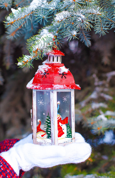 Lâmpada de Natal decorativa vermelha bonita em mitenes quentes
 - Foto, Imagem