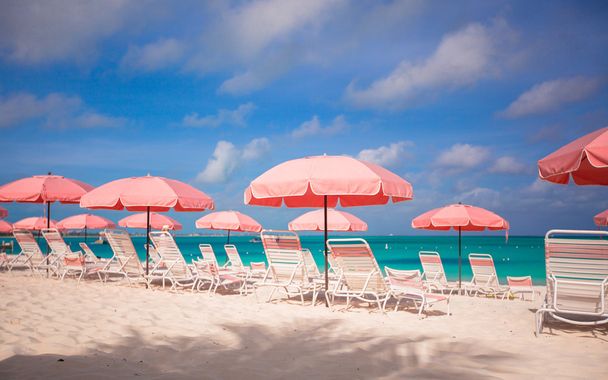 roztomilý slunečníky a lehátka na tropické pláži - Fotografie, Obrázek