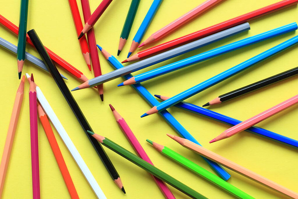 色付きの背景に色鉛筆。絵付け用の鉛筆セット - 写真・画像
