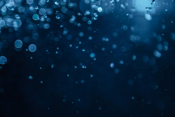 блакитна боке вода зі світлим фоном
 - Фото, зображення